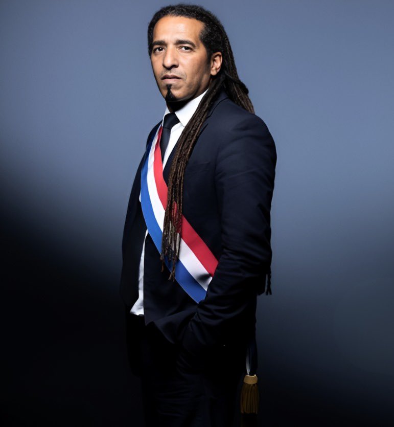 SteevyGustave's tweet photo. Être de gauche, c'est embrasser la complexité du monde plutôt que de céder aux solutions simplistes et à l'amour des clashs ou des buzz.

C'est s'opposer aux discours binaires typiques de l'extrême droite.

C'est voir les banlieues comme le vivier le plus prometteur de talents français, tout en reconnaissant les défis à relever. 

C'est dénoncer avec fermeté les violences policières sans condamner l'ensemble des forces de l'ordre.

C'est comprendre que l'écologie commence par nos gestes quotidiens, mais se concrétise par des politiques ambitieuses et la responsabilisation des multinationales.

C'est concevoir que défendre le droit d’exister des LGBT+ n'est pas une lubie 'woke' mais un devoir fondamental.

C'est envisager le féminisme comme un combat essentiel pour l'égalité et ne pas le craindre en pensant qu'il est une guerre contre les hommes.

C’est comprendre qu’il n'y a pas que des admirateurs de Netanyahu qui critiquent le Hamas, comme il n'y a pas que des antisémites qui s'élèvent contre la politique de l'État d'Israël.

C'est considérer chaque migrant comme un individu avec une histoire, pas comme un 'problème'.

C'est promouvoir un service public fort, adapté aux besoins d'une société en évolution.

C'est soutenir une création artistique libre, vecteur de lien social, d’émancipation et de compréhension mutuelle, au-delà des logiques marchandes et du simple divertissement.

C'est lutter contre les inégalités tout en célébrant la diversité des parcours.

Être de gauche, c'est penser au-delà des raccourcis faciles.

C'est comprendre que derrière les actions militantes ou radicales se cachent souvent des injustices profondes, au-delà des clichés médiatiques.

Laissons les amalgames à CNEWS et construisons ensemble une France unie et solidaire.