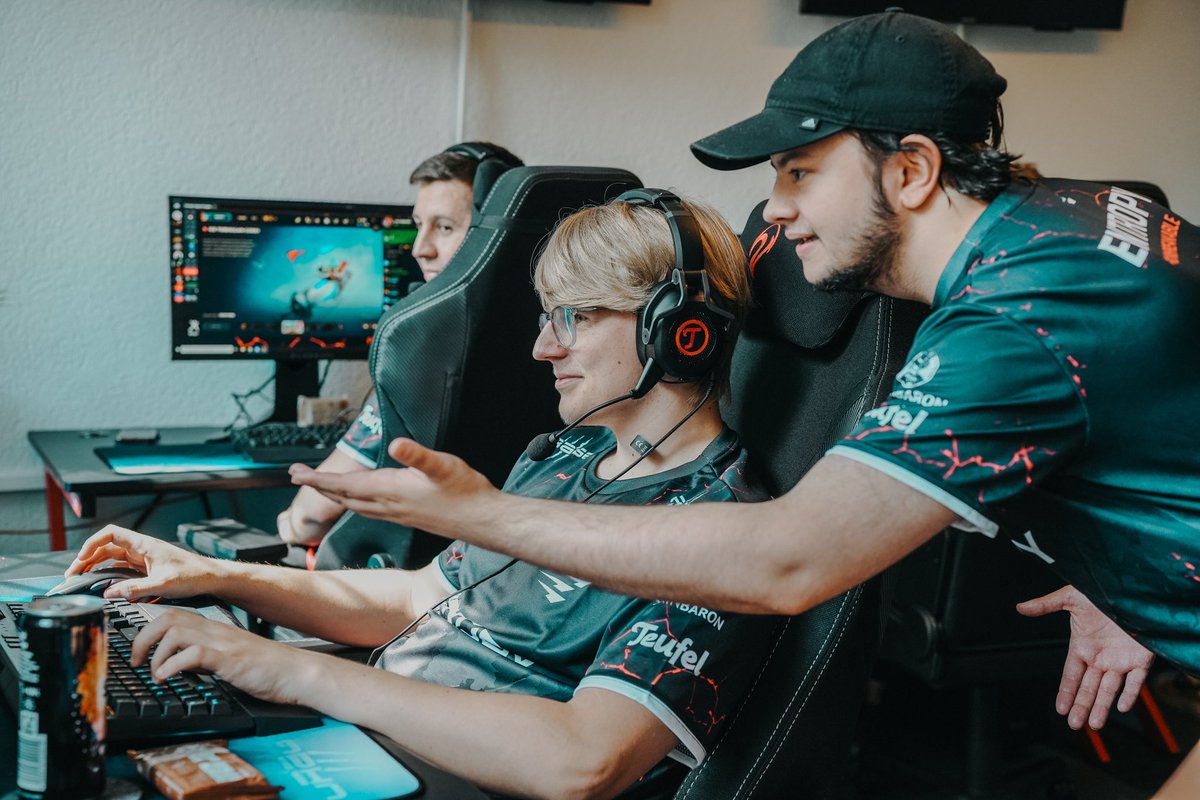 EntropyGaming's tweet photo. Taku zeigt, wie es läuft! 👥 https://t.co/rrIpIjuTwA