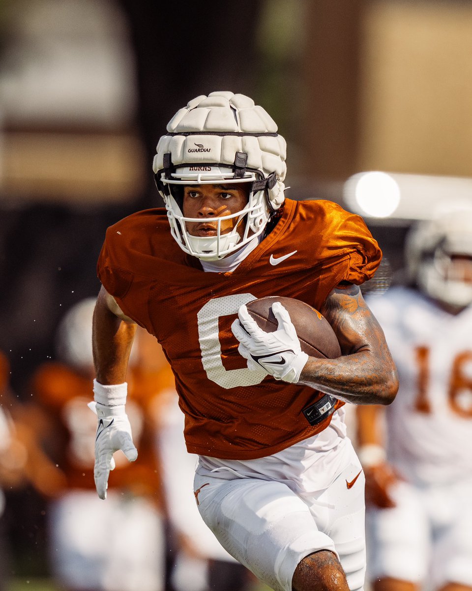 TexasFootball's tweet photo. Focused on the details 🤘 https://t.co/klkXx5pw8W