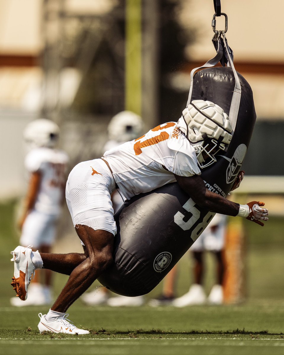 TexasFootball's tweet photo. Focused on the details 🤘 https://t.co/klkXx5pw8W