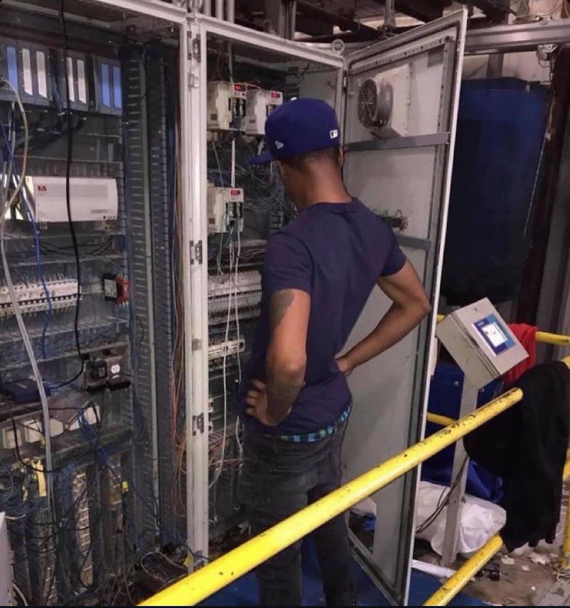 paiges_gvf's tweet photo. josh backstage trying to cut the power to jake’s guitar so he can yap more https://t.co/PmZNbaVX0B