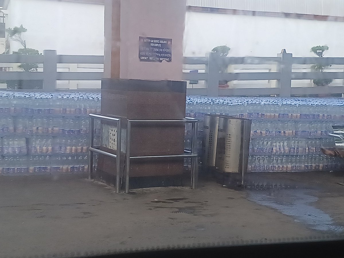 dudhoria_vikram's tweet photo. "Plastic waste on trains is a growing concern. Every discarded water bottle adds up, polluting our environment. Let's be responsible and reduce plastic waste by opting for reusable bottles. Small actions make a big difference! 🌍 #ReducePlastic #SustainableTravel #SaveThePlanet" https://t.co/HzDjcyCnrH