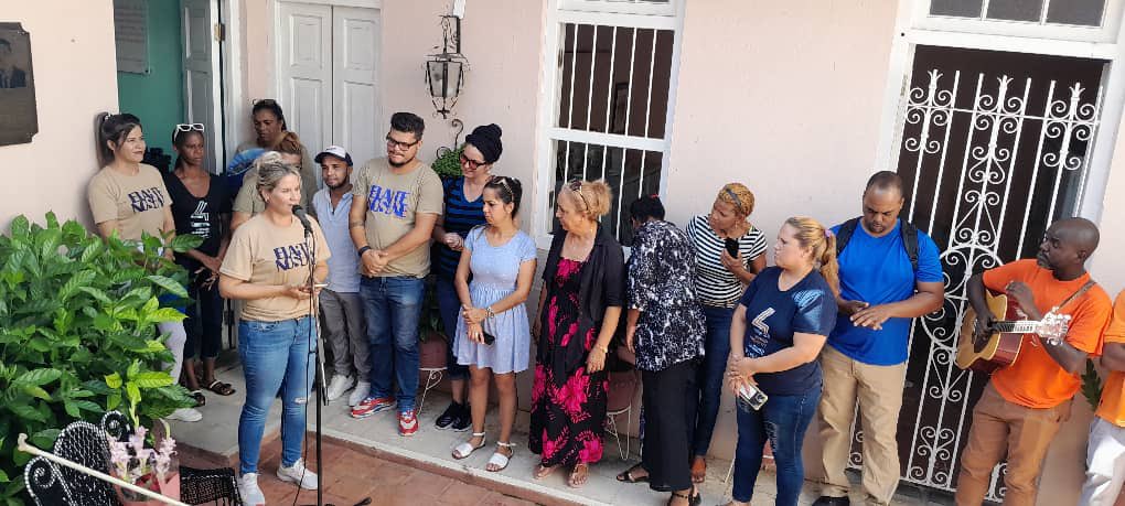 Se realizó un emotivo homenaje por el aniversario 114 del natalicio de Esther Montes de Oca, madre de Luis y Sergio Saíz #CubaViveEnSuHistoria.