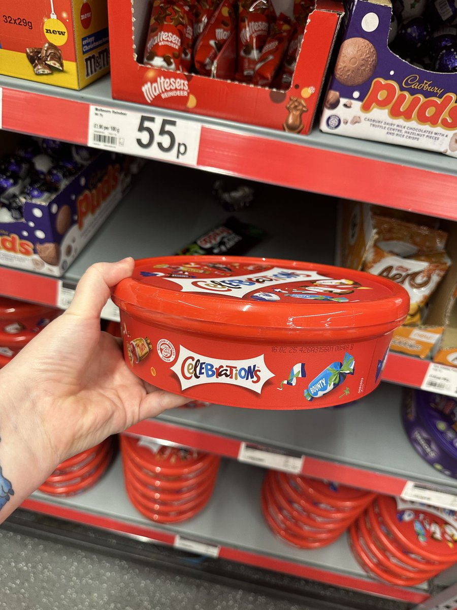 LucyJane789's tweet photo. The absolute state of celebrations these days. Used to be bigger. We used to be a proper country 😛 https://t.co/Sch8LLaZUG