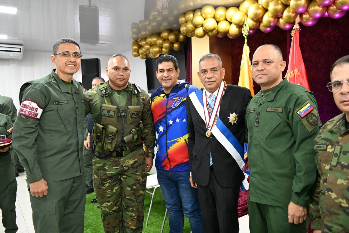 amarcanopsuv's tweet photo. En nombre del pueblo venezolano y en especial de los BOLIVARENSES quiero expresar mi más profundo agradecimiento a la FANB garantes del orden y la PAZ en nuestra Patria . Siéntanse orgullos de ser dignos herederos de los ideales de Bolívar y Chávez que luchan con @NicolasMaduro https://t.co/nvmY5zuQ0w