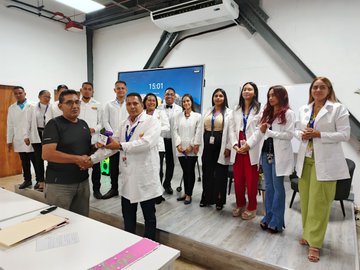 Maymunoz20's tweet photo. #7Ago | Centro Didáctico para la Enseñanza de las Ciencias de La Guaira recibió a futuros odontólogos de la Patria. 
 Los jóvenes del PNF de Odontología de la
@OfiUcs “Hugo Chávez Frías”, presentaron diversos casos clínicos. 

 Más ➡️https://t.co/bJuA8ywWib #JusticiaSoberana 📷 https://t.co/bdSJfuzkry