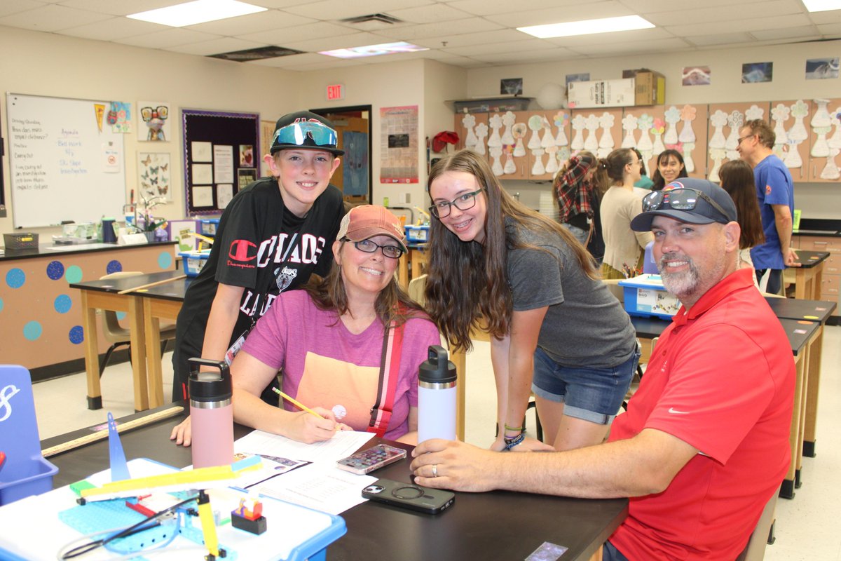 GPS_District's tweet image. Thank you to all who showed up for our Junior High Curriculum Nights last night!  All schools had a great turn out and it was fantastic to see our families on campus preparing for a great year of learning! #gilbertpublicschools #GPSFamily
