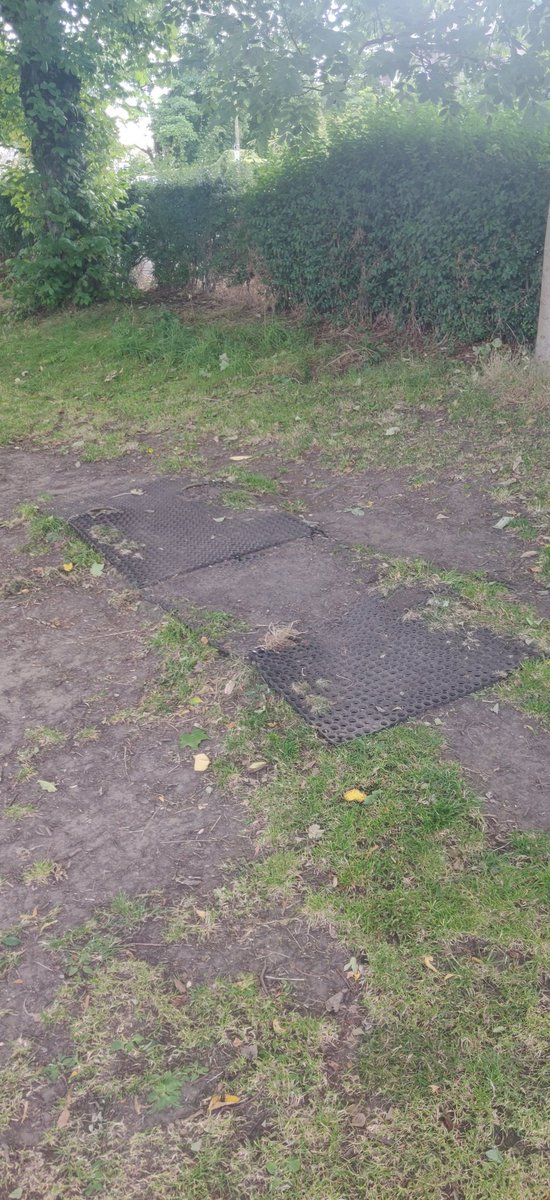 carmichaelize's tweet photo. @edinhelp why were the dip and pullup bars removed from Inverleith park? I used these several times a week and can confirm they were in good condition 🙄 https://t.co/Yww2zykYIk