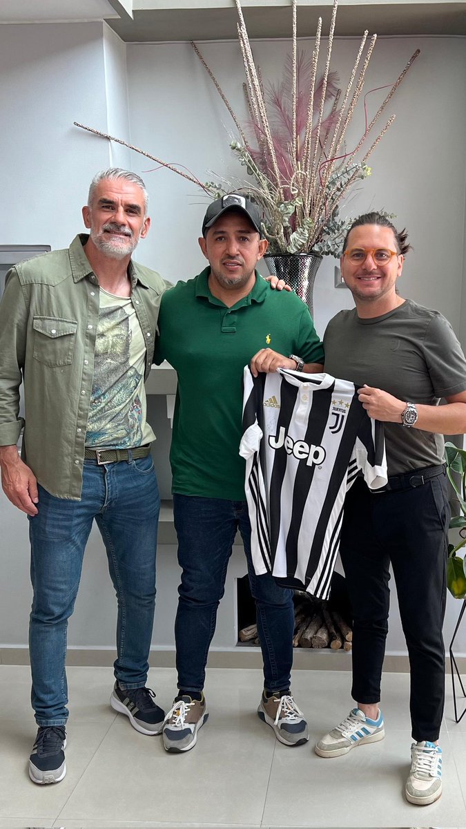 FSolanoG's tweet photo. Con Giuseppe Zappella de la Juventus de Italia y Juan Manuel Bedoya presidente de la Juventus Academy Bogotá, recibiendo la camiseta oficial de la Juve firmada por David Trezeguet. https://t.co/MxXIp5AbMO