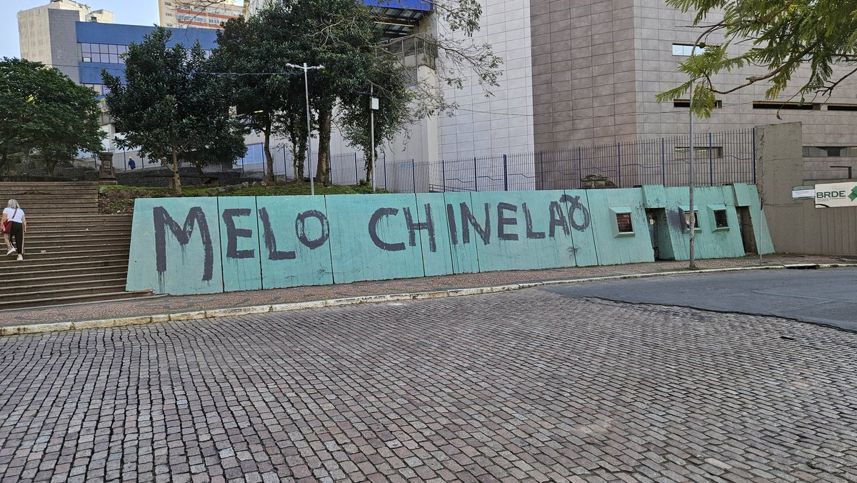 fernao_berthold's tweet photo. Porto Alegre: um muro muito disputado.
Desde a representação da enchente de 2024, ao chingamento ao prefeito e a frase: "Da memória ninguém apaga".
07/8/2024 https://t.co/F2l8q0yOar