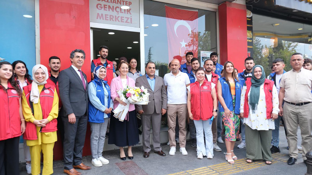 GSB_Gaziantep's tweet photo. Vekilimiz Gençlerimizle Buluştu

Milletvekilimiz Sayın Derya Bakbak, Gaziantep Gençlik Merkezimizi ziyaret ederek etkinliğimize katıldı. 

Gençlerle eğitim, sanat ve kültür üzerine sohbet eden vekilimiz daha sonrasında mutfağa geçerek Gastronomi Şehrimizin ustalık isteyen, kültürümüzü yansıtan yemeği Yuvarlamayı kendi elleriyle yaptı ve Ramazan Bayramı sabahlarında yenilen yuvarlamanın önemini gençlerle paylaştı. 

Etkinlikler ve sohbetle geçen bu güzel gün ve nazik ziyaretleri için İl Müdürümüz Mustafa Ertunç, Sayın Milletvekilimize teşekkürlerini iletti.

@OA_BAK   @gencliksporbak @enes_efendioglu @Karkincam  @tuncayulusan @GSBgenclik @kemalcebervali   @gantepvaliligi    @BBozgeyik_27   @abdulhamitgul   @FatmaSahin   @GaziantepBeld   @AliSahin501   @deryabakbak27  @EyupOzkececi   @irfancelikaslan  @mesutbozatli   @SermetAtay