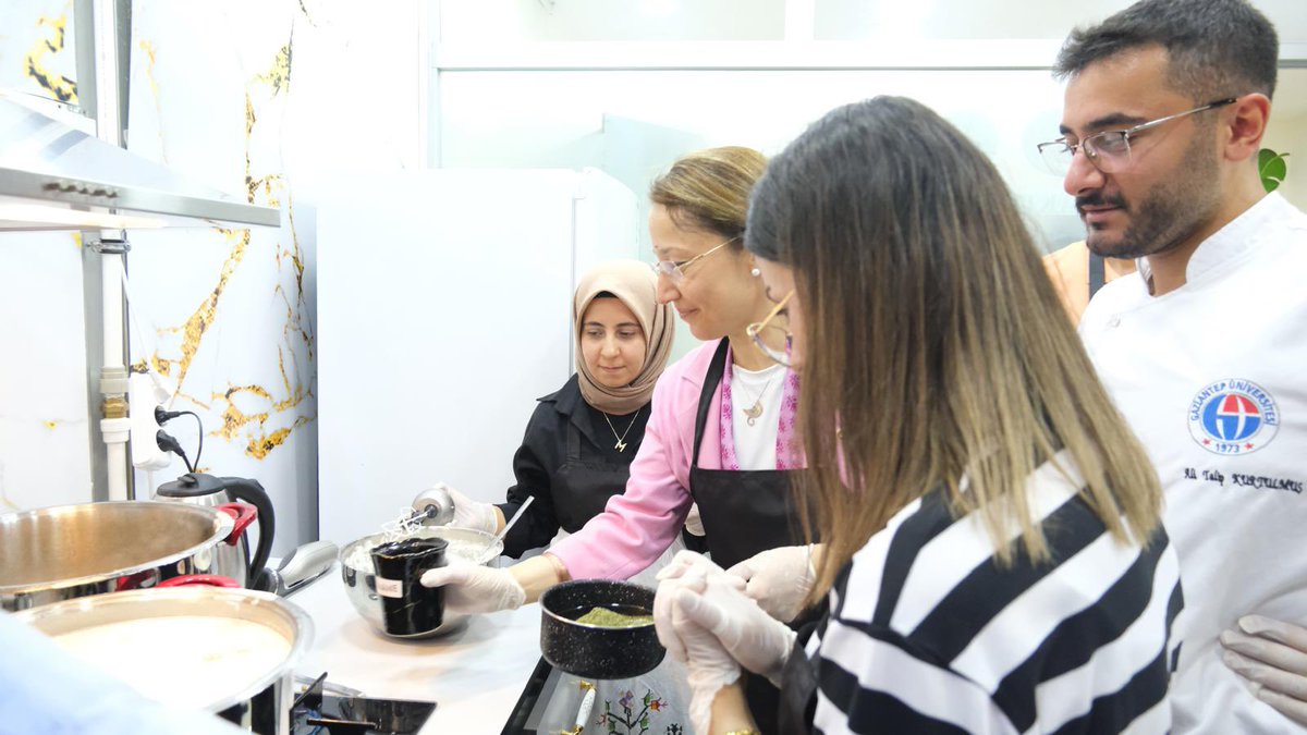 GSB_Gaziantep's tweet photo. Vekilimiz Gençlerimizle Buluştu

Milletvekilimiz Sayın Derya Bakbak, Gaziantep Gençlik Merkezimizi ziyaret ederek etkinliğimize katıldı. 

Gençlerle eğitim, sanat ve kültür üzerine sohbet eden vekilimiz daha sonrasında mutfağa geçerek Gastronomi Şehrimizin ustalık isteyen, kültürümüzü yansıtan yemeği Yuvarlamayı kendi elleriyle yaptı ve Ramazan Bayramı sabahlarında yenilen yuvarlamanın önemini gençlerle paylaştı. 

Etkinlikler ve sohbetle geçen bu güzel gün ve nazik ziyaretleri için İl Müdürümüz Mustafa Ertunç, Sayın Milletvekilimize teşekkürlerini iletti.

@OA_BAK   @gencliksporbak @enes_efendioglu @Karkincam  @tuncayulusan @GSBgenclik @kemalcebervali   @gantepvaliligi    @BBozgeyik_27   @abdulhamitgul   @FatmaSahin   @GaziantepBeld   @AliSahin501   @deryabakbak27  @EyupOzkececi   @irfancelikaslan  @mesutbozatli   @SermetAtay