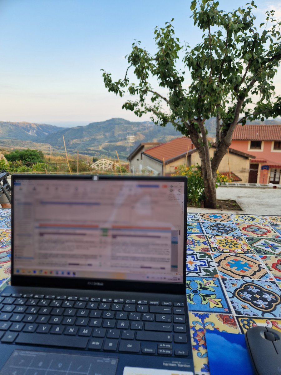 Marilutraduce's tweet photo. No es por hacer #postureotraductoril, pero cuando estás "de vacaciones" y te toca trabajar, se hace más ameno con estas vistas 😁 #xl8 #xl8r #t8r #traductora https://t.co/eVAfh74F9D