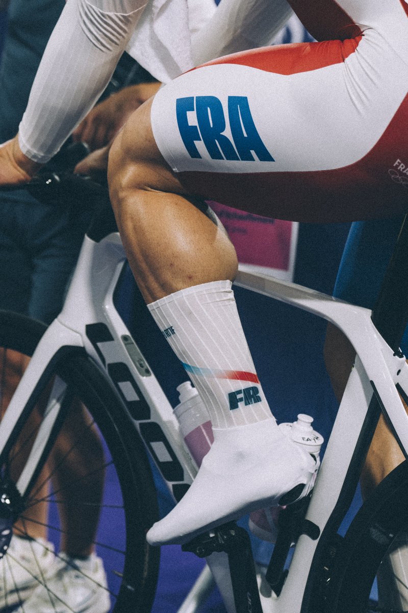 TonyEstanguet's tweet photo. Quel plaisir de retrouver Charles Coste, 100 ans et doyen des champions olympiques français, au Vélodrome de Saint-Quentin-en-Yvelines, pour donner les 3 coups - comme au théâtre ! - et lancer cette soirée de cyclisme sur piste.
Merci Monsieur Charles, et allez les Bleus 🇨🇵 https://t.co/JzlkvlxHRk