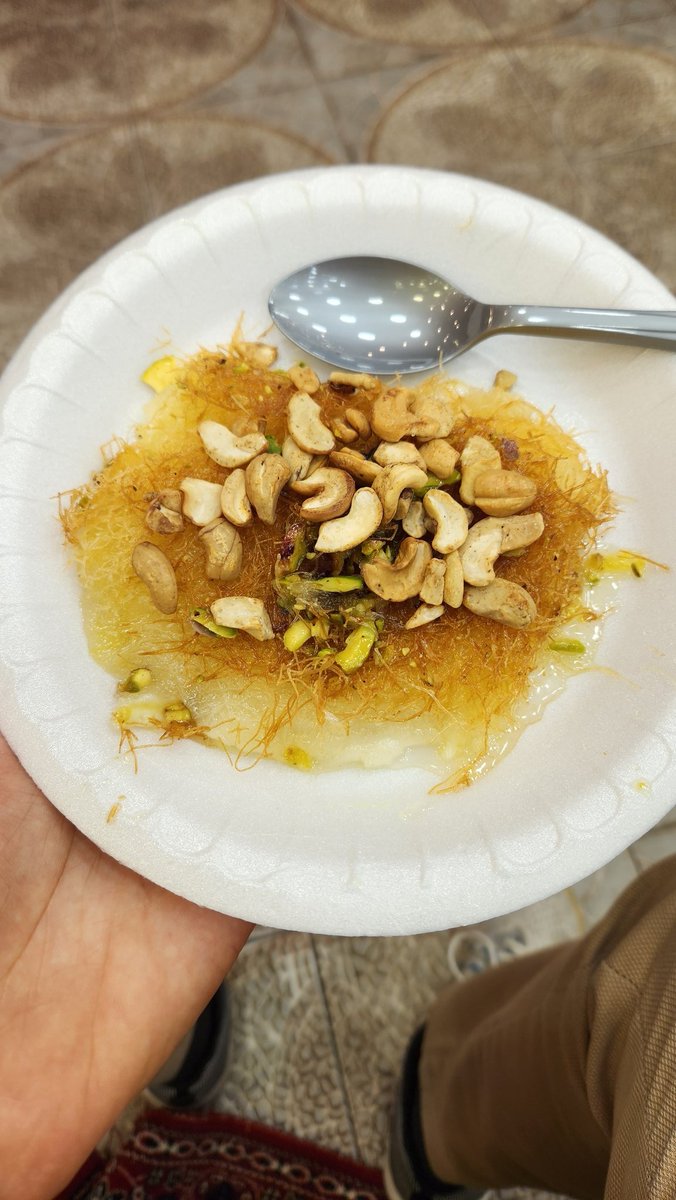 Ürdün'e gelenlerin öve öve bitiremedikleri aslında kalitesiz peynir ve kalitesiz yağın birleşip bayat kajuyla taçlandırıldığı, kalitesizliğinin fiyatından (35 TL) belli olduğu o efso kolpa ürün