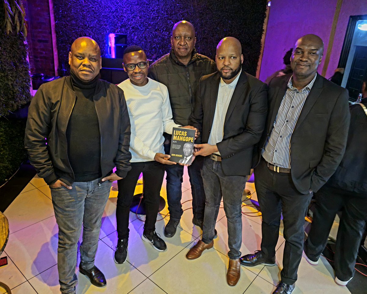 MothebeThebi's tweet photo. #MaftownBookClub Discussion of a book #LucasMangope: A Life by @Segalwe
Topic for Discussion : Was #Mangope a Developmentalist or apartheid Collaborator?
Beautiful discussions underway πππ
#reading #readingcommunity @AldrinSampear https://t.co/USFAR9nwcQ