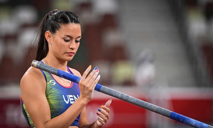 ceedveher's tweet photo. 🇻🇪 Robeilys Peinado, consigue superar los 4.60 en su segundo intento y con ello logra de momento su mejor marca de la temporada (SB) que era de 4.55 #salto #pertiga #Paris2024 #JuegosOlímpicos https://t.co/a1wnGgRdFX