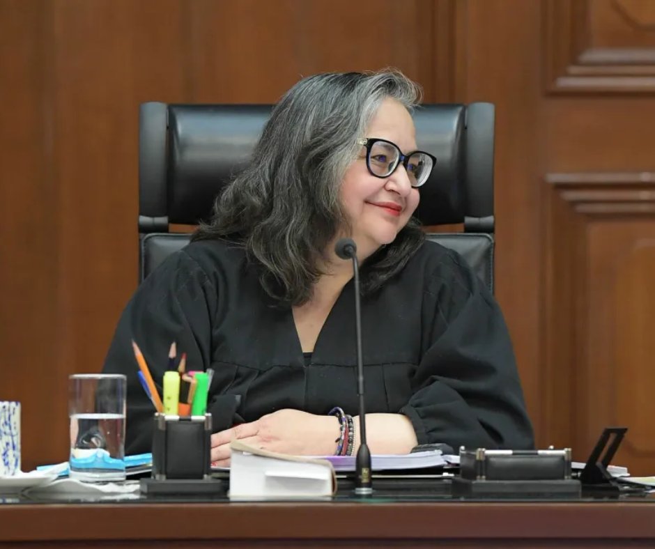 contralinea's tweet photo. 🧵​​Poder Judicial bloqueó sistemáticamente las reformas impulsadas por la 4T

Desde echar abajo los llamados Plan A y Plan B, hasta impedir la distribución de los libros de texto gratuitos, el Poder Judicial de la Federación se instauró en este sexenio del presidente López Obrador como un freno para la 4T

#ContralíneaTV #PeriodismodeInvestigación 
Más en: https://t.co/LGfwvry1ee
Lee aquí 👉🏼 https://t.co/GbNUDoqLNl