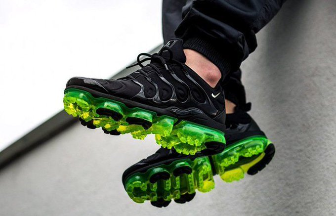 vapormax plus black sale