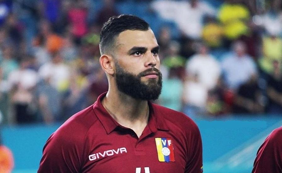 UHN_Plus's tweet photo. 🇻🇪 | URGENTE

El régimen de Maduro ha secuestrado al padre del jugador de la Selección Vinotinto de fútbol, John Chancellor, debido a su oposición política. https://t.co/zJVeaFCim2