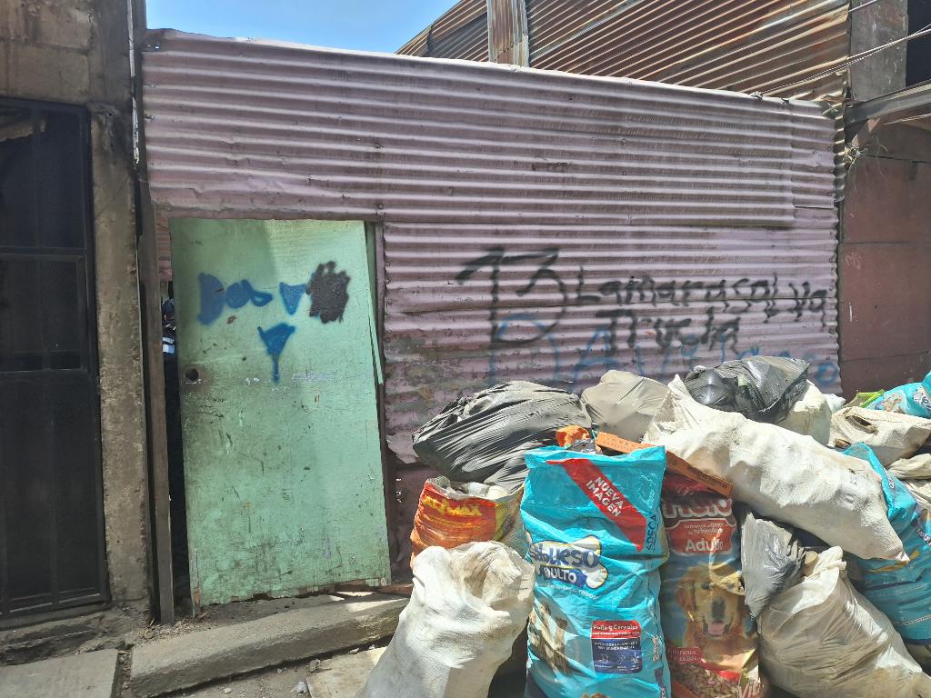 AHORA| Continúan las diligencias a cargo de <a href="/MPguatemala/">MP de Guatemala</a> y <a href="/PNCdeGuatemala/">PNC de Guatemala</a> en seguimiento a delitos contra la vida. Los ocho allanamientos se realizan en el asentamiento Manuel Colom Argueta, zona 3.