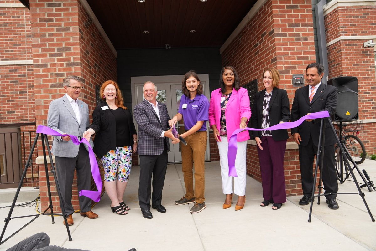 UEvansville's tweet photo. Today we cut the ribbon on our new four-story student apartment complex, Lincoln Commons.🎊

President Pietruszkiewicz, Mayor Terry, and other University leaders joined us to celebrate this announcement.

This complex will also be home to two vendors, @orangeleaf and @qdoba!🍦🌮 https://t.co/oICjZznqr8