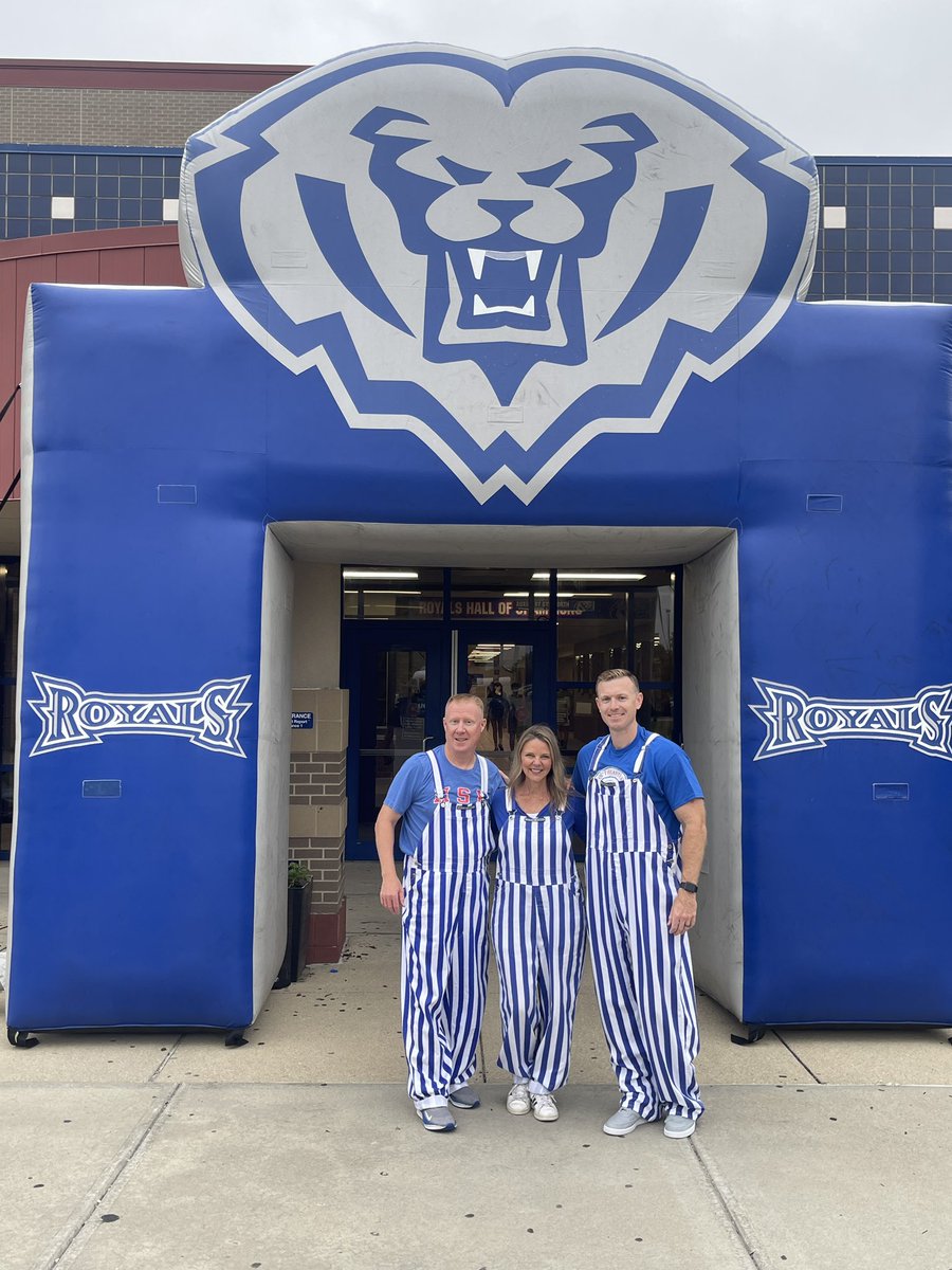 HSEAthletics's tweet photo. Happy #HSEFirstDay, Royals!
Thanks to our SAC leaders for joining us as we welcomed our students this morning.
#RoyalFamily🔵🦁 https://t.co/5W8tW0MnHy