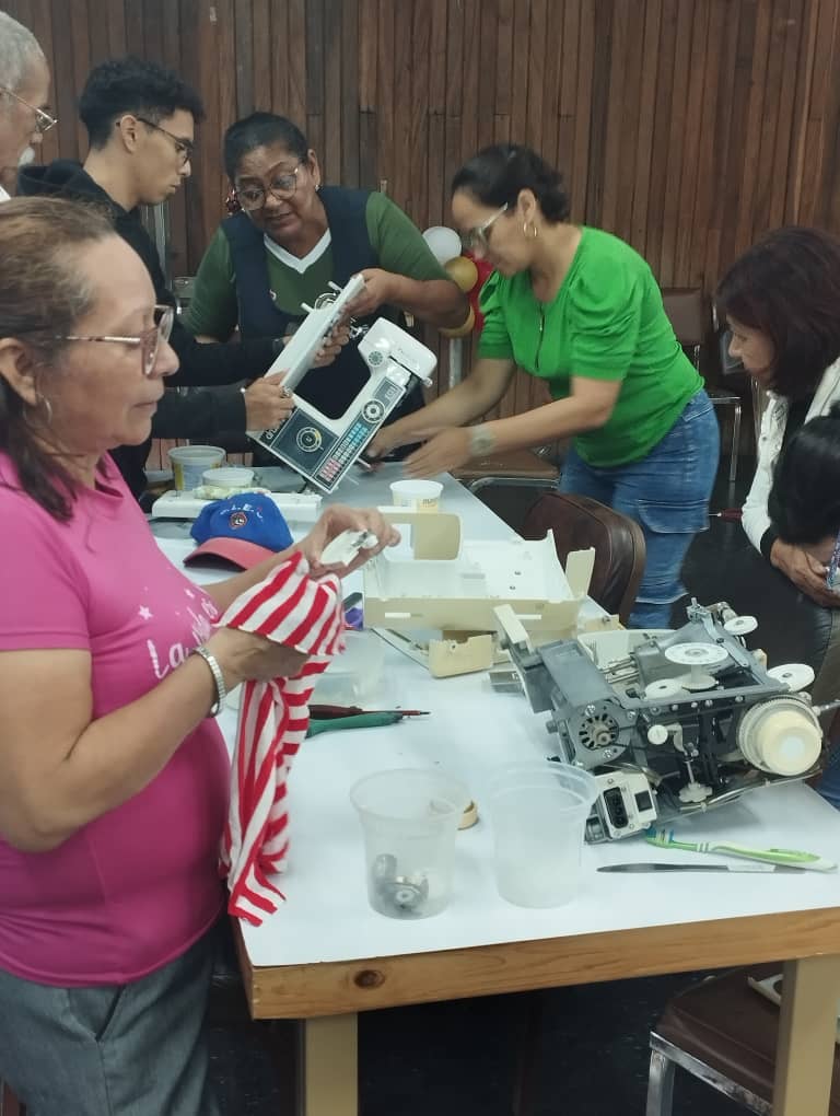 IBarinas21's tweet photo. En Reparación de máquinas de coser realizan prácticas de desmontaje de protectores de poliestireno para su correcto mantenimiento, uso adecuado de las herramientas, ducha de la máquina, características para desarmar y recomendaciones para su ensamblaje. Maestra Solangel Orozco. https://t.co/iJESrBr6ov