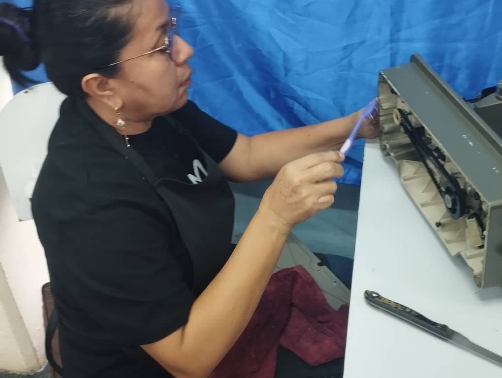 IBarinas21's tweet photo. En Reparación de máquinas de coser realizan prácticas de desmontaje de protectores de poliestireno para su correcto mantenimiento, uso adecuado de las herramientas, ducha de la máquina, características para desarmar y recomendaciones para su ensamblaje. Maestra Solangel Orozco. https://t.co/iJESrBr6ov