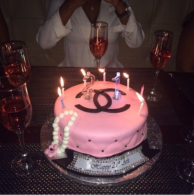 msbrattyprinces's tweet photo. I canโt wait until my birthday month #missoctober https://t.co/HxnEukr0ud