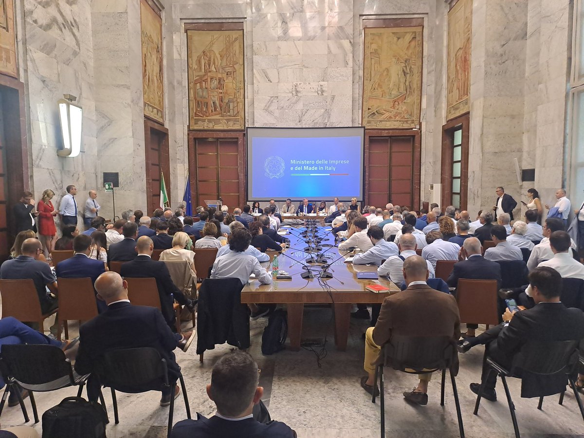 mimit_gov's tweet photo. #Automotive: Urso, "Verso nuovo piano incentivi, programmazione sarà pluriennale".
Allo studio, l’introduzione di un meccanismo che privilegi le produzioni a elevato contenuto di #componentistica italiana ed europea.
https://t.co/ML3k3pJ4AF https://t.co/bZtokUb9hv