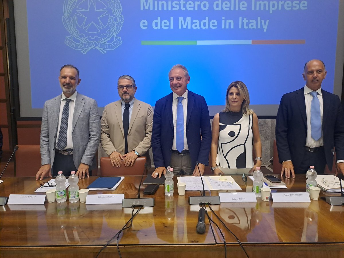 mimit_gov's tweet photo. #Automotive: Urso, "Verso nuovo piano incentivi, programmazione sarà pluriennale".
Allo studio, l’introduzione di un meccanismo che privilegi le produzioni a elevato contenuto di #componentistica italiana ed europea.
https://t.co/ML3k3pJ4AF https://t.co/bZtokUb9hv
