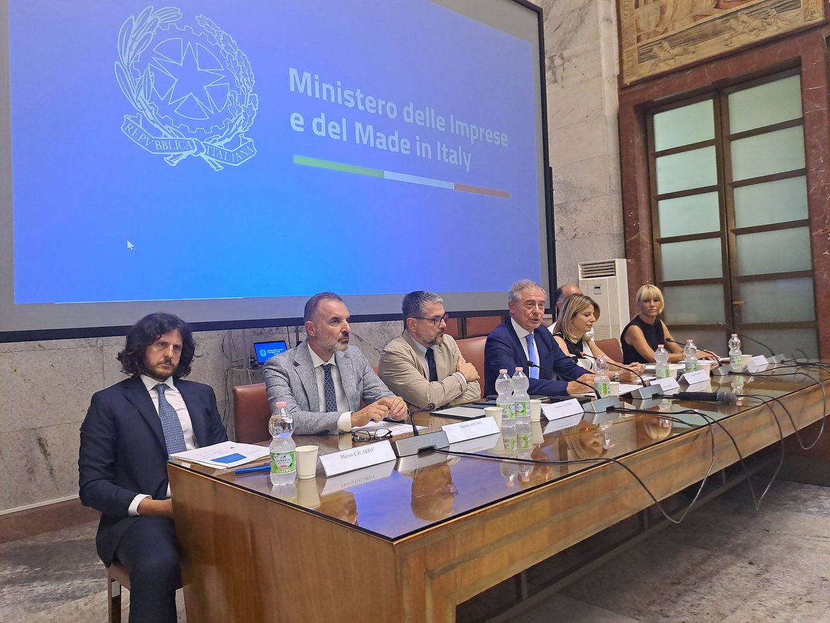 mimit_gov's tweet photo. #Automotive: Urso, "Verso nuovo piano incentivi, programmazione sarà pluriennale".
Allo studio, l’introduzione di un meccanismo che privilegi le produzioni a elevato contenuto di #componentistica italiana ed europea.
https://t.co/ML3k3pJ4AF https://t.co/bZtokUb9hv