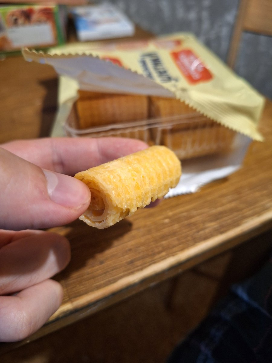 люди которые просто кусают перпендикулярно эти печенья, вы нормальные? те кто медленно раздевает эту вафельную одежку, к вам вопросов нет