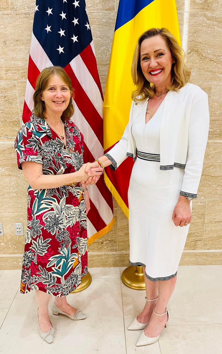 O plăcere să discut cu unul dintre cei mai importanți prieteni ai României, ambasadorul 🇺🇸 Statelor Unite la București, doamna Kathleen Kavalec. 

Am discutat despre cât de asemănătoare sunt cele două națiuni, națiunea americană și națiunea română. 

Cu toții înțelegem cât de