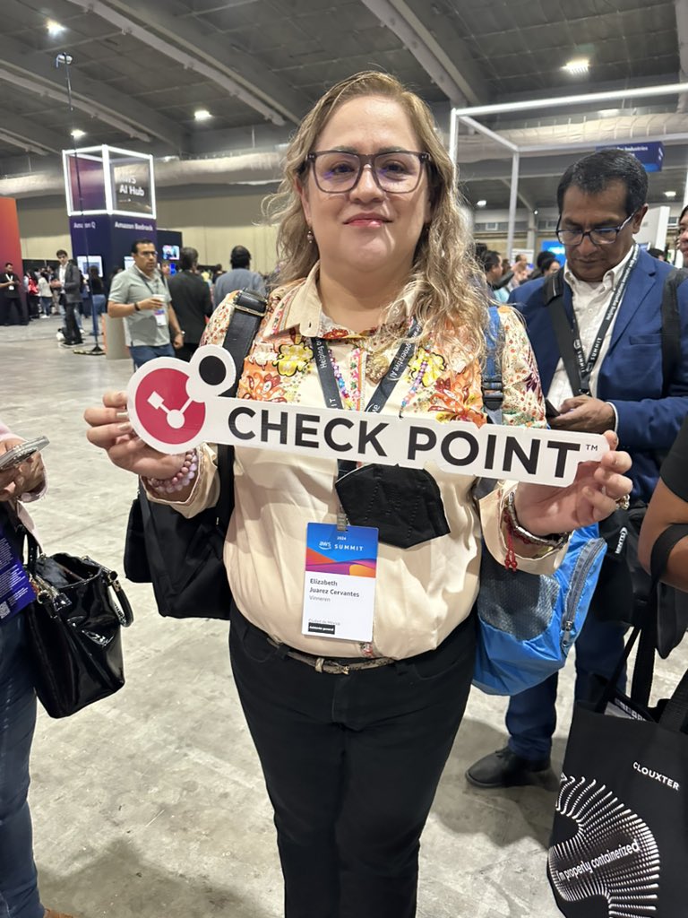 Ellyebella's tweet photo. En el evento de AWS con #checkpoint https://t.co/DXPCtYMRme