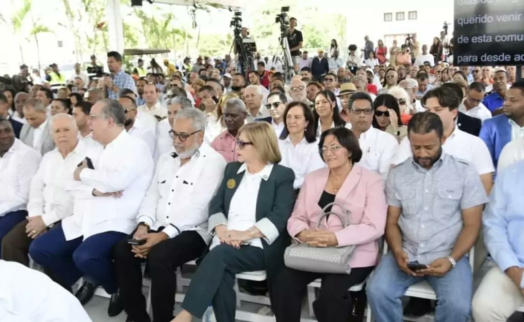 Nuestras felicitaciones al alcalde de Santiago, Ulises Rodríguez, por su presentación, en "La Rendición de Cuentas de Los Primeros 100 Días de Gestión", a través de la cual, demostró su compromiso con la transformación y el bienestar de la ciudad.

Con Ulises seguimos cambiando.
