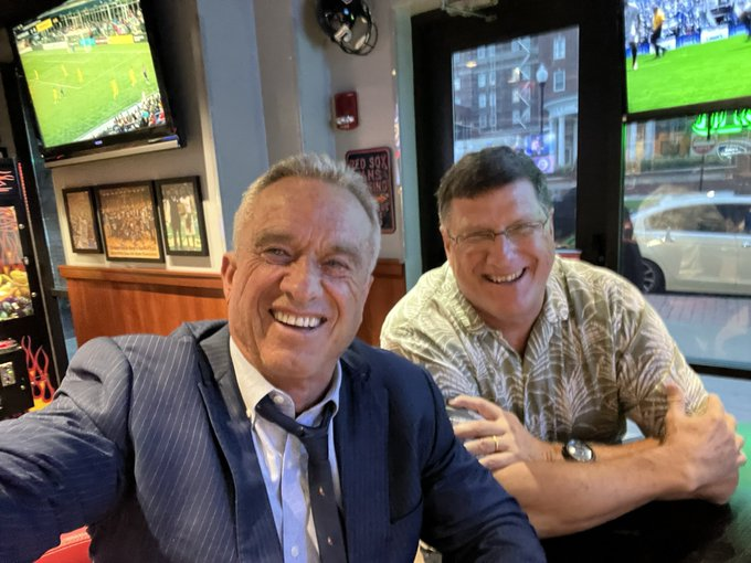In2ThinAir's tweet photo. ๐จ#BREAKING FBI Raid Scott Ritters home
Ritter is an ex US Intelligence officer.
19 hours ago he was eating burgers with Kennedy
#Fbi #Raid #ScottRitter https://t.co/DSRPxgwTvK