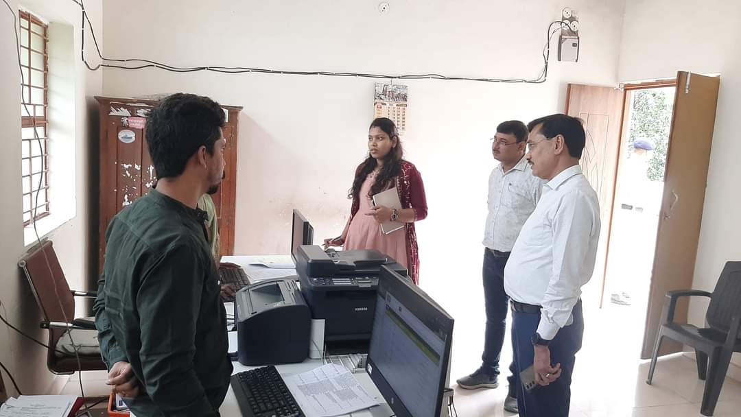 dmchhindwara's tweet photo. कलेक्टर श्री सिंह ने किया तहसील कोर्ट शहरी एवं ग्रामीण छिंदवाड़ा का औचक निरीक्षण

पटवारियों की बैठक भी ली

#राजस्व_महाभियान_2.0 के दौरान राजस्व प्रकरणों के निराकरण में गति लाने के निर्देश दिए

#dmchhindwara
#JansamparkMP

Read More : https://t.co/j9dDhWTqhE https://t.co/xPLnjGSSku