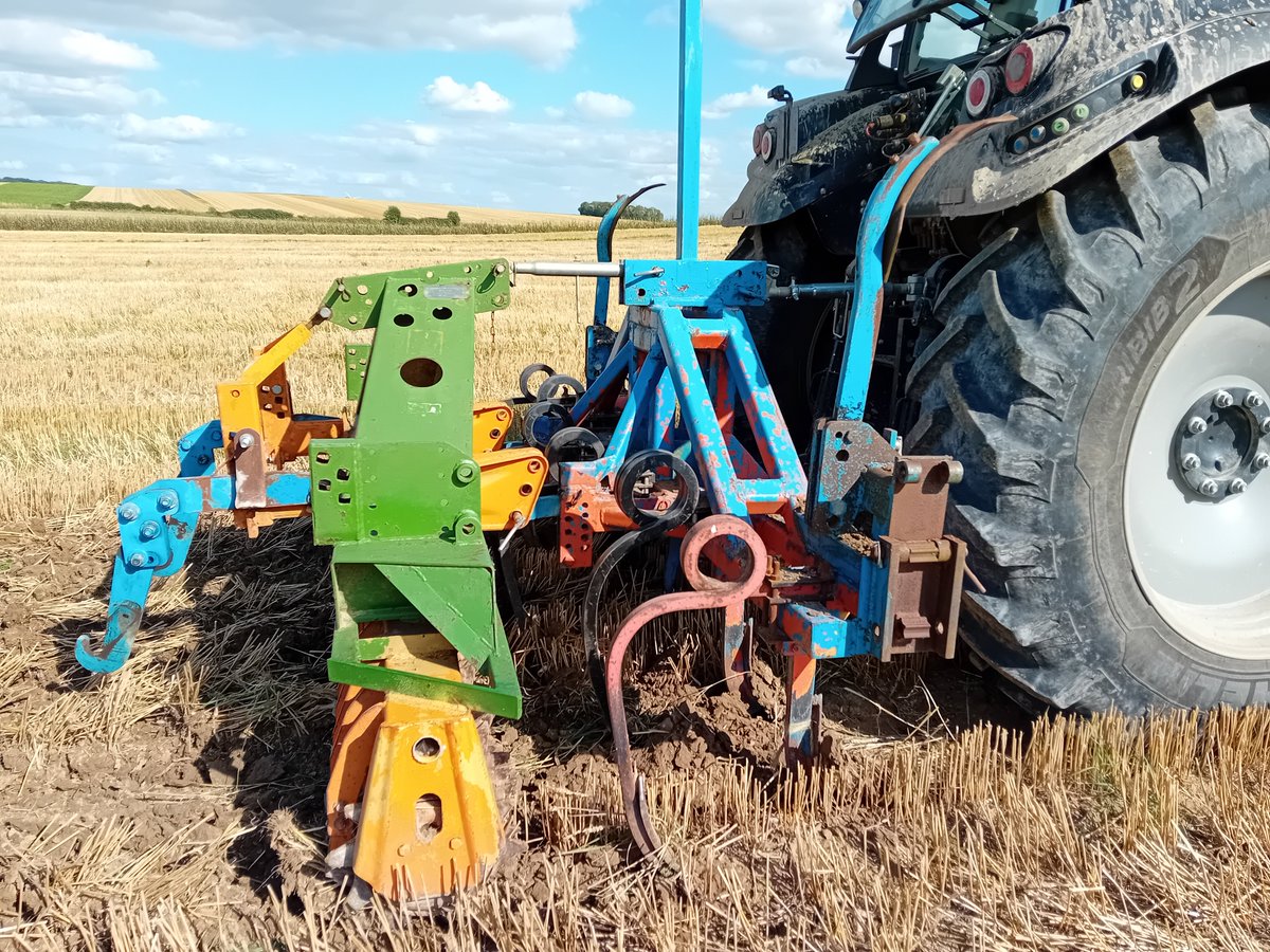 GuyotVincent02's tweet photo. Préparation de mon combiné pour le semis des couverts végétaux. Compte tenu des conditions de récolte de la #moisson24, une reprise du sol s'impose pour une réussite des couverts. 
Le superficiel, c'est pas toujours possible. https://t.co/GvWDhPKvJ5