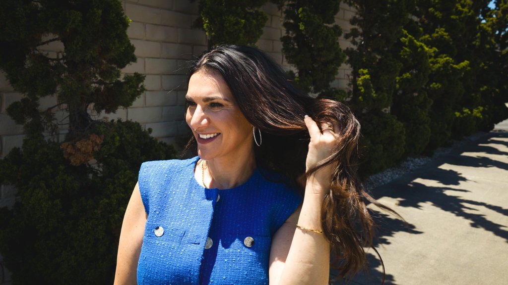 VardysJewelers's tweet image. Pair your end of summer look with a stylish combination of diamond hoops and a bracelet! ☀️ Stop by and discover your favorite pieces in-store!⁠
⁠
#SummerFashion #SummerFits #DiamondHoops #CustomJewelry #Cupertino #LocalJeweler #LuxuryJeweler #BayAreaJeweler