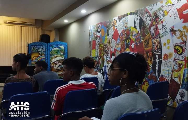 UJCdeCuba's tweet photo. 🎶 Realiza la Asociación Hermanos Saíz, Taller de Industria Musical, coordinado por Gretel Garlobo y con Yunier Morales como invitado, en el Salón de Mayo, en su sede del Pabellón #Cuba.

#ModoVerano #UJCdeCuba
@ahsjovenescuba https://t.co/jHruSPLeaP