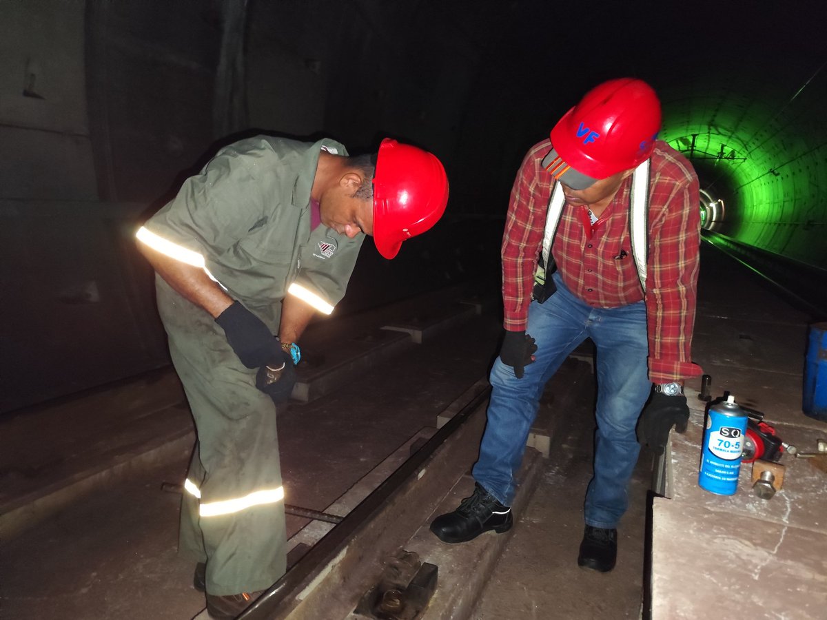 #07Ago ||Fortaleciendo las condiciones operativas de <a href="/CAMETROVALENCIA/">METRO DE VALENCIA</a> trabajadores de vía férrea realizó mantenimiento y ajuste de pernos en sujetadoras pandrol en la inter Santa Rosa - Michelena por vía 1 y 2🚇🚧👷‍♂️
<a href="/NicolasMaduro/">Nicolás Maduro</a> <a href="/rvaraguayan/">Ramón Celestino Velásquez Araguayán</a> @Yolyemil
#JusticiaSoberana 🇻🇪