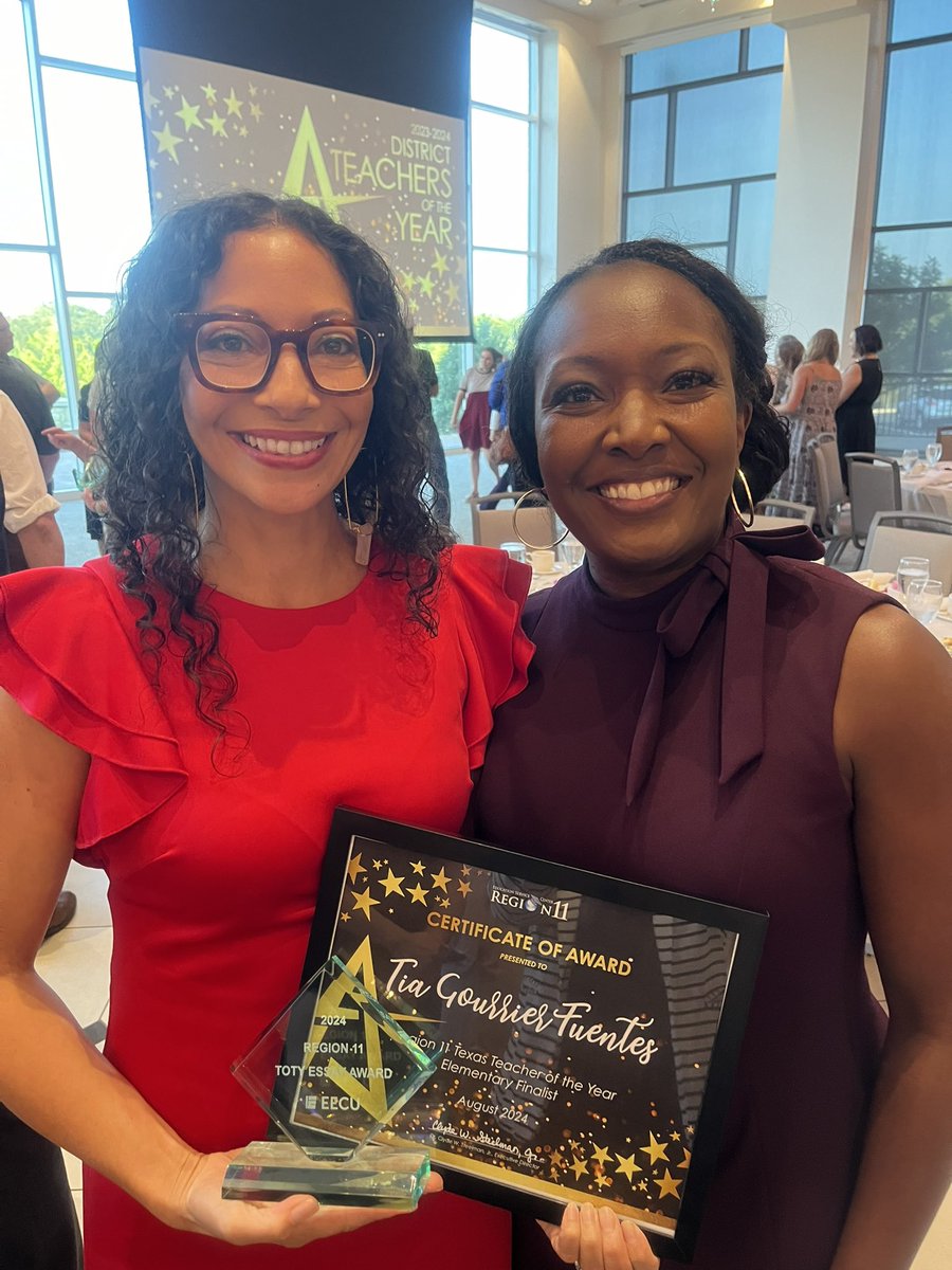 talanajb's tweet image. Last night I had the honor of witnessing @CraftsAndClass Mrs. Fuentes, find out she was one of the finalists out of 90 district teacher of the year awardees for @ESCRegion11. I’m so grateful to witness the magic that happens in Room 17. @hebisd @HEBISDpeople #TheStonegateWay