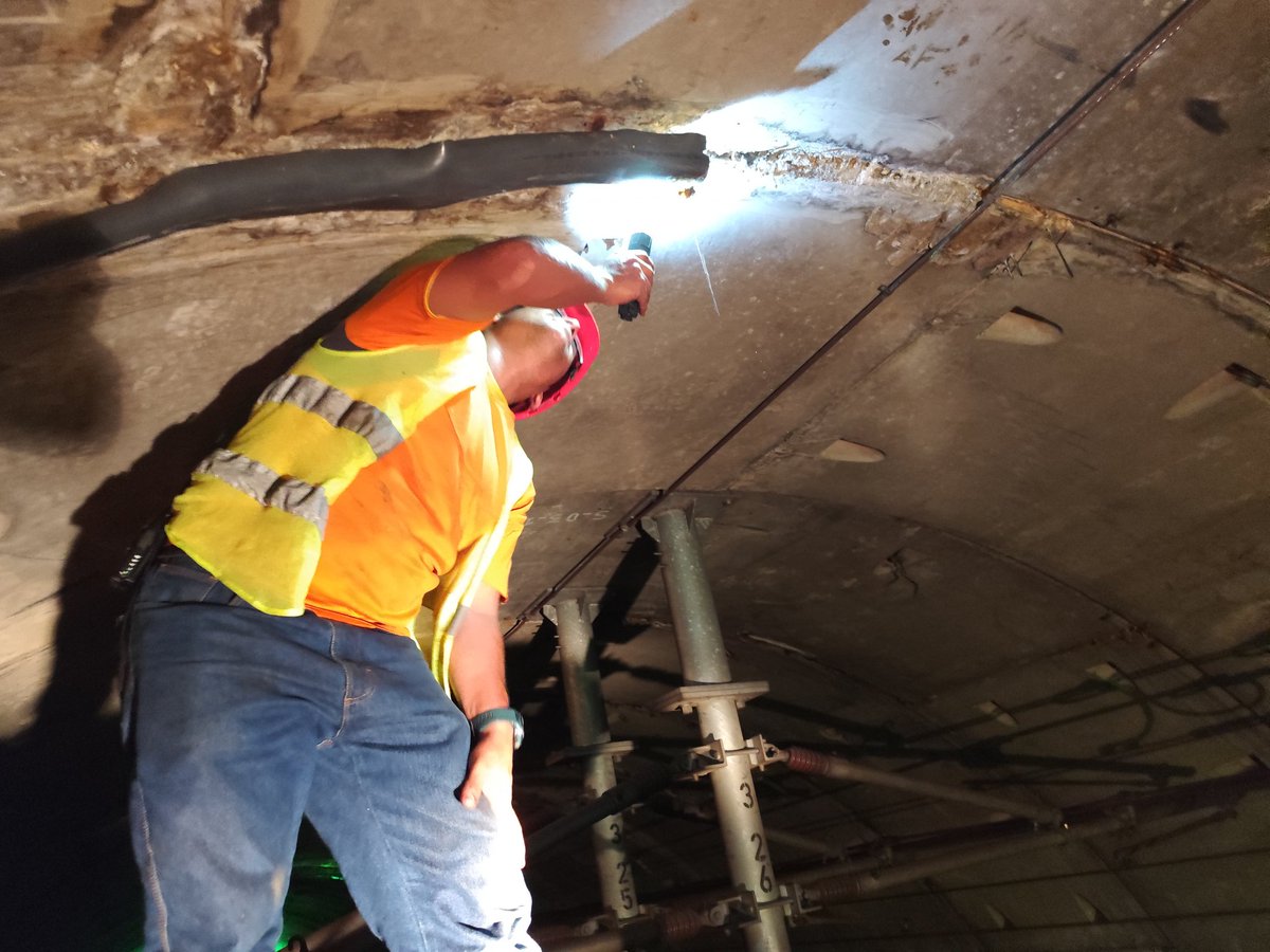 #07Ago @METROVALENCIA continúa con trabajos de mantenimiento, una vez más el personal especializado del subterráneo realizó correctivos de filtración en zona alta de las dobelas en la inter Las Ferias - Palotal por vía 1
<a href="/NicolasMaduro/">Nicolás Maduro</a> <a href="/rvaraguayan/">Ramón Celestino Velásquez Araguayán</a> @Yolyemil
#JusticiaSoberana 🇻🇪