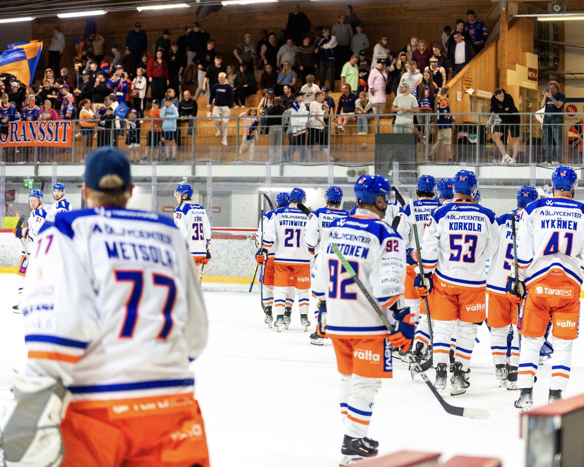 Tapparaofficial's tweet photo. Kiekkokausi avattu – perjantaina 16.8. jatketaan Aamulehti Tampere Cupin merkeissä 🏒

Kiitos kannustuksesta @Sinioranssit 🔥 https://t.co/hrkhGi9apW
