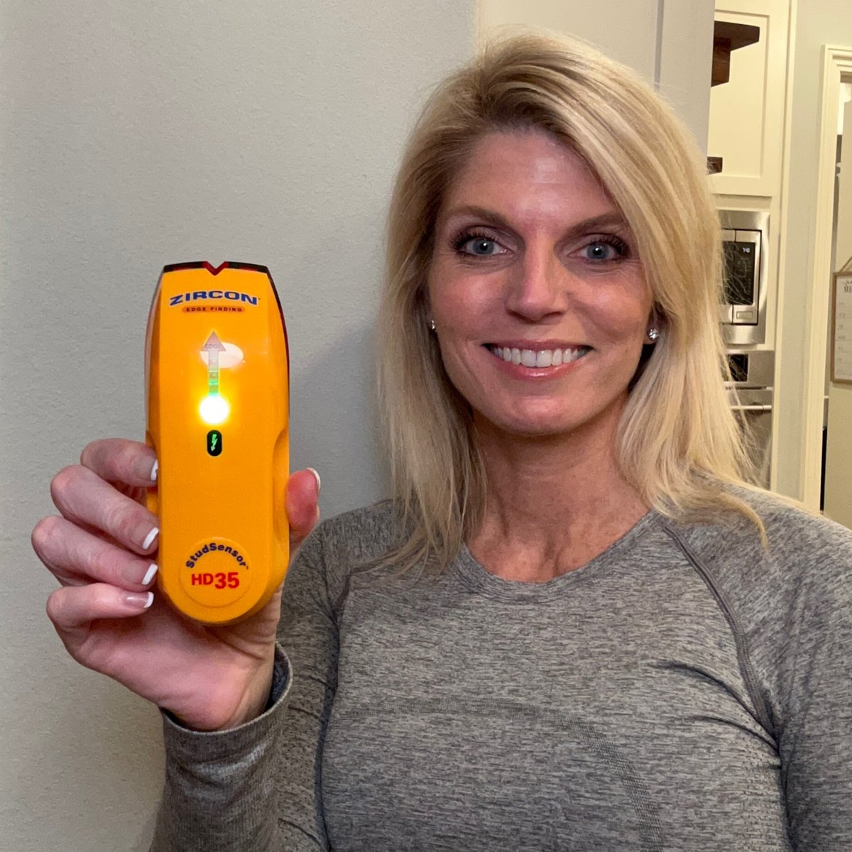 Tiny but mighty! The StudSensor™ HD35 stud finder locates the edges of wood and metal studs and indicates live electrical wires so you know where you can, and shouldn't, drill.