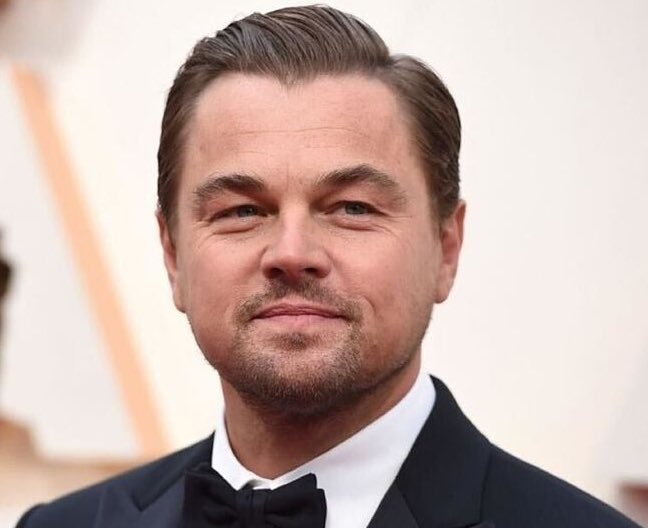 Dicen que cada uno tiene un doble en algún sitio.

Hoy me dio por buscar parecidos razonables entre intérpretes y personajes históricos.

Este es el resultado. Alucino con algunos. 🧵🧵