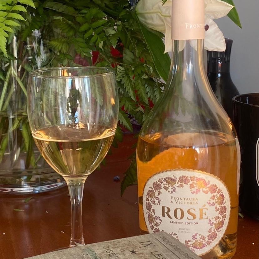 ¿A quién no le agrada la frescura, la juventud y la jovialidad del desenfado? Frontaura&amp;Victoria Rosé es el compañero ideal para una puesta de sol frente al mar, para contemplar el paisaje que amamos, para disfrutar en familia, para un pícnic, un brunch; para lo que te apetezca.