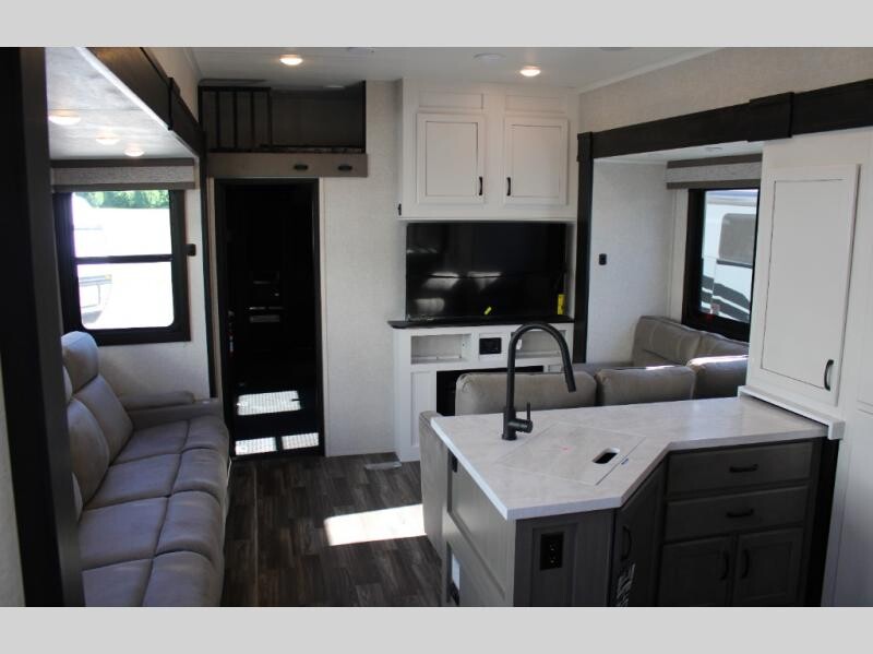 Hamiltons_RV's tweet image. This price 👉 rpb.li/vNh90 for this New 2024 Jayco Seismic 395 is unbelievable! This toy hauler features a rear ramp with a deck, dual entry, king bed, garage storage/loft, theatre seats, and so much more. Tag your camping crew. 

#HamiltonsRVOutlet #JaycoRV